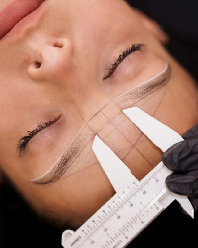 Procedimiento de medición para el diseño de cejas